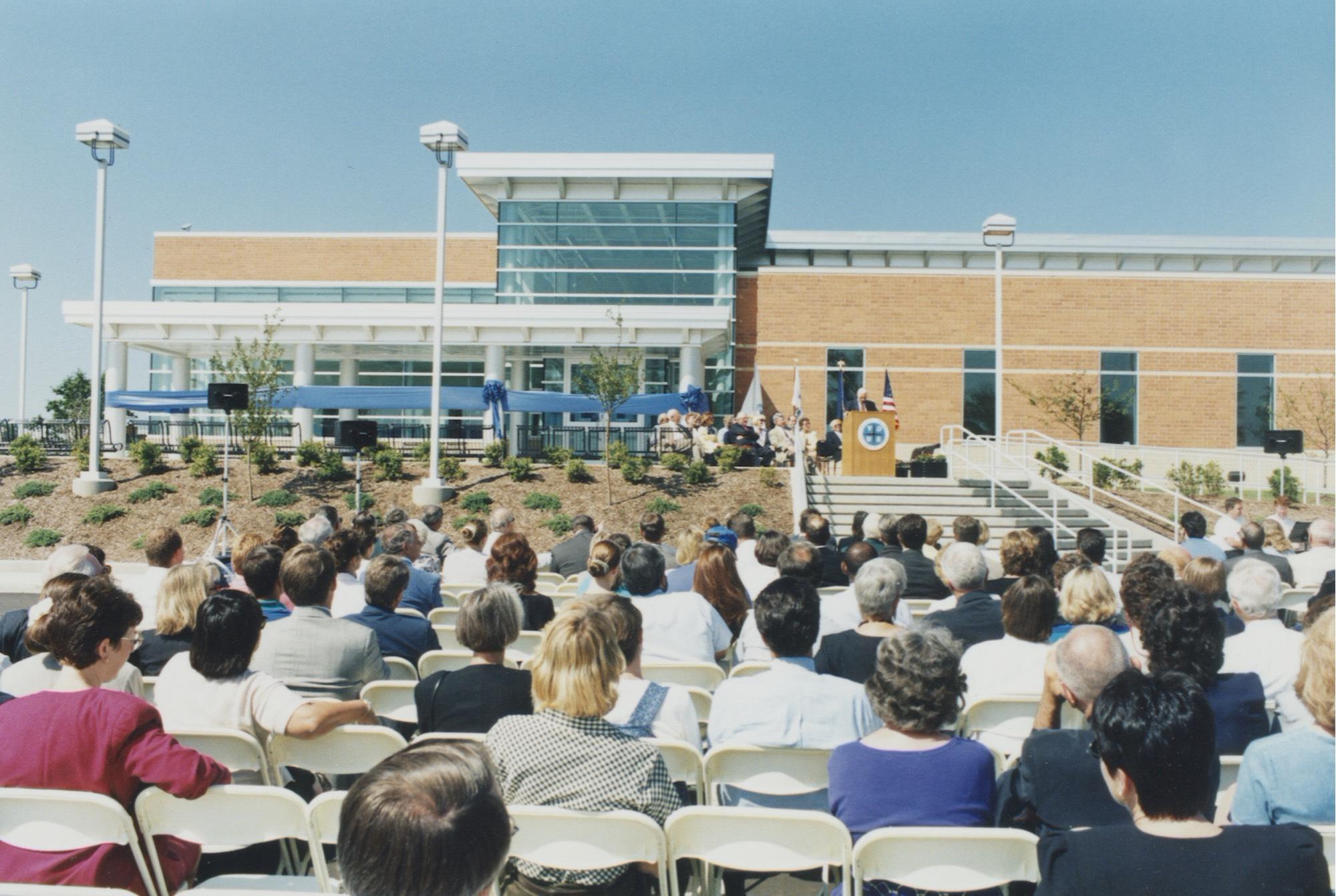荷兰大河谷州立大学梅耶校区于1998年落成. 阿隆德·吕贝尔斯总统在颁奖典礼上发表讲话.